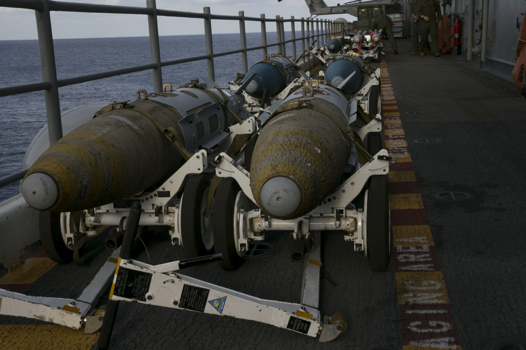 在弹舱内挂载了一枚1000磅(450公斤)重的gbu-32卫星制导炸弹,这架f