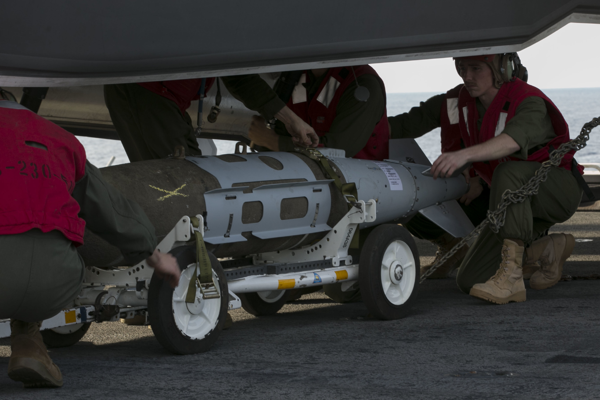 在弹舱内挂载了一枚1000磅(450公斤)重的gbu-32卫星制导炸弹,这架f