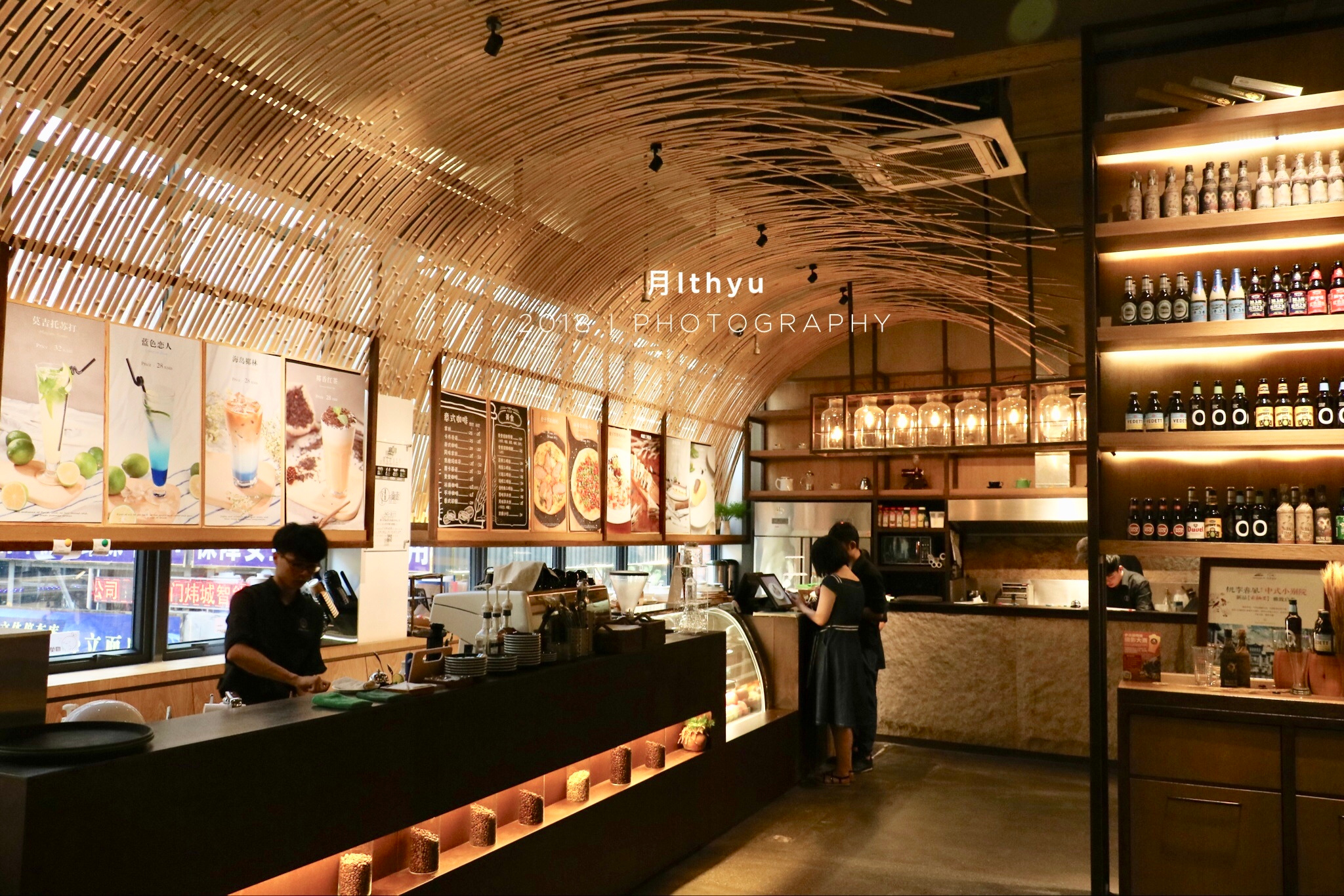 隐藏在文创园内的这间艺术咖啡厅,其实还是间书吧,餐厅