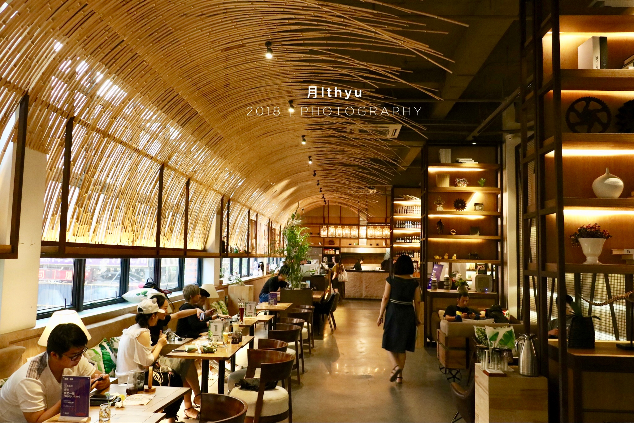 隐藏在文创园内的这间艺术咖啡厅,其实还是间书吧,餐厅