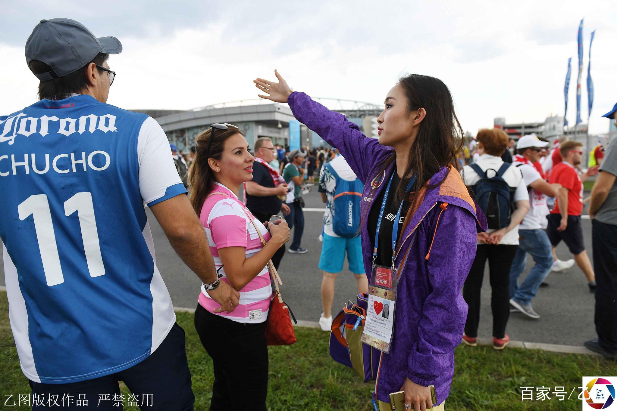 世界杯志愿者中的中国女孩,因太美常被球迷搂