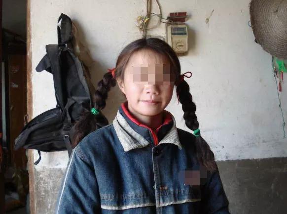 姐姐失踪六年被弟弟认出,姐姐装不认识,得知缘由,弟弟瘫在地上|王大辉