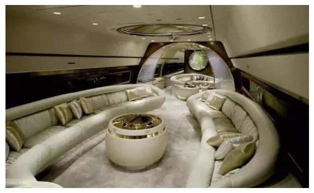 又有沙特王子炫富,飞机装修得像夜总会,网友:还不如北京一套房