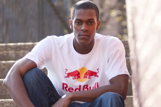 根据美国媒体的报导,在成为湖人的球员以后,rondo第一时间找来了队内