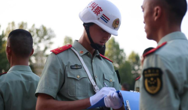 部队中的"白头盔",团长看到都下意识抬头挺胸!他们是谁?