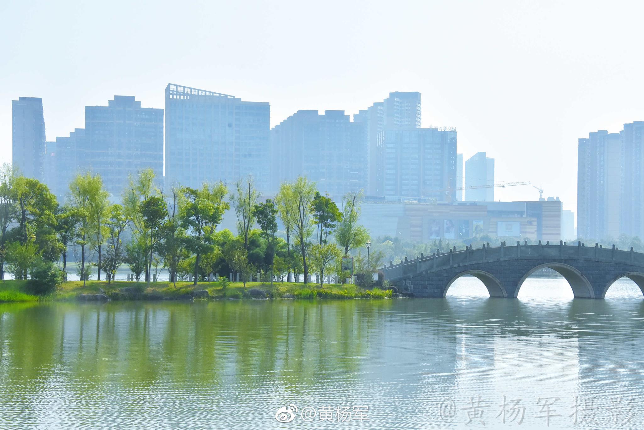赣州城市中央公园的清新夏日