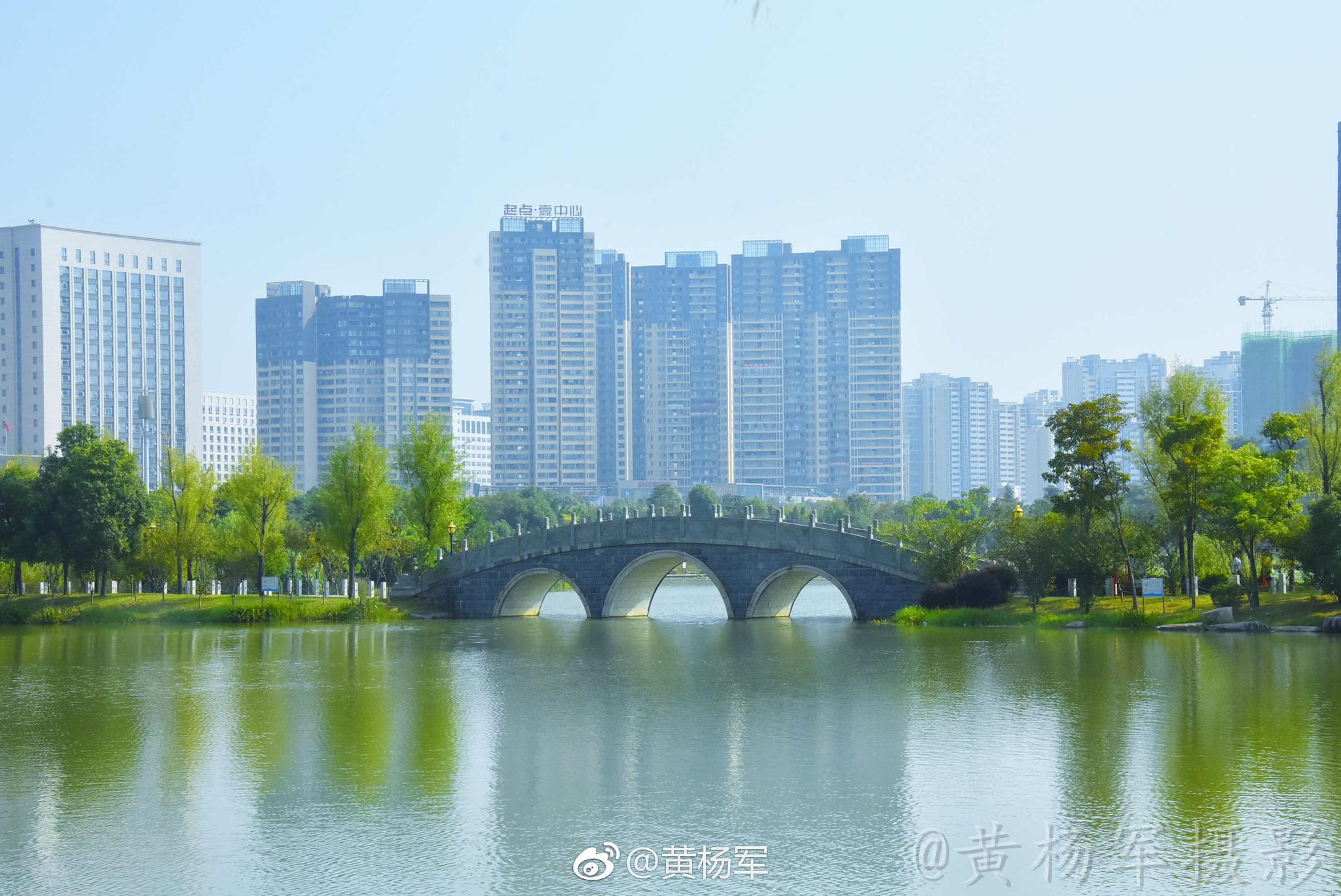 赣州城市中央公园的清新夏日