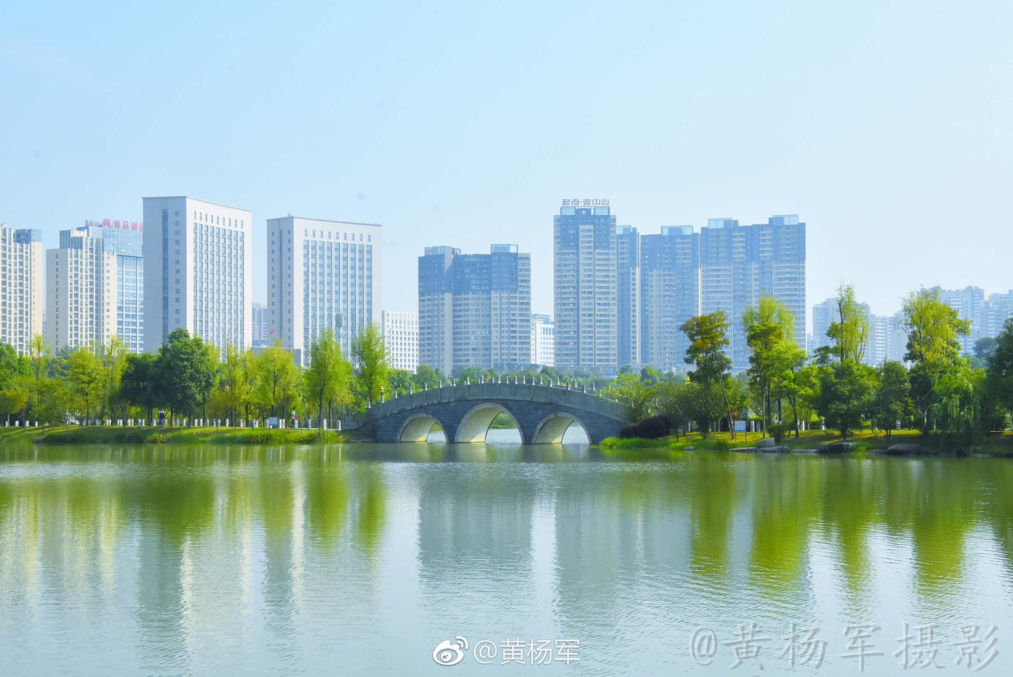 赣州城市中央公园的清新夏日