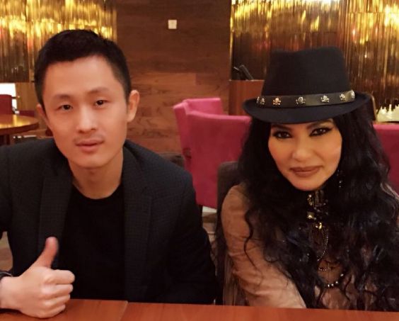 但其实两人早就已经分居了,在分居期间,潘越云认识到了另一位黄姓男子