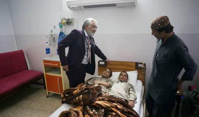 这对近亲结婚生下的孩子, 在白天生龙活虎, 到晚上就成"雕像"