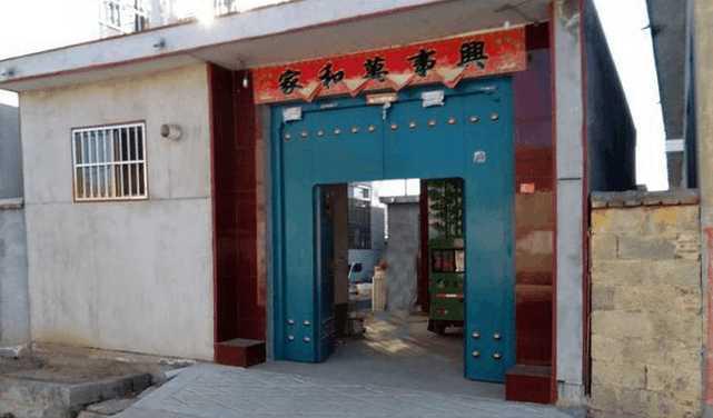 由于农村的怪话不好,很多人修完院子,发现院子大门正对着自家房子的