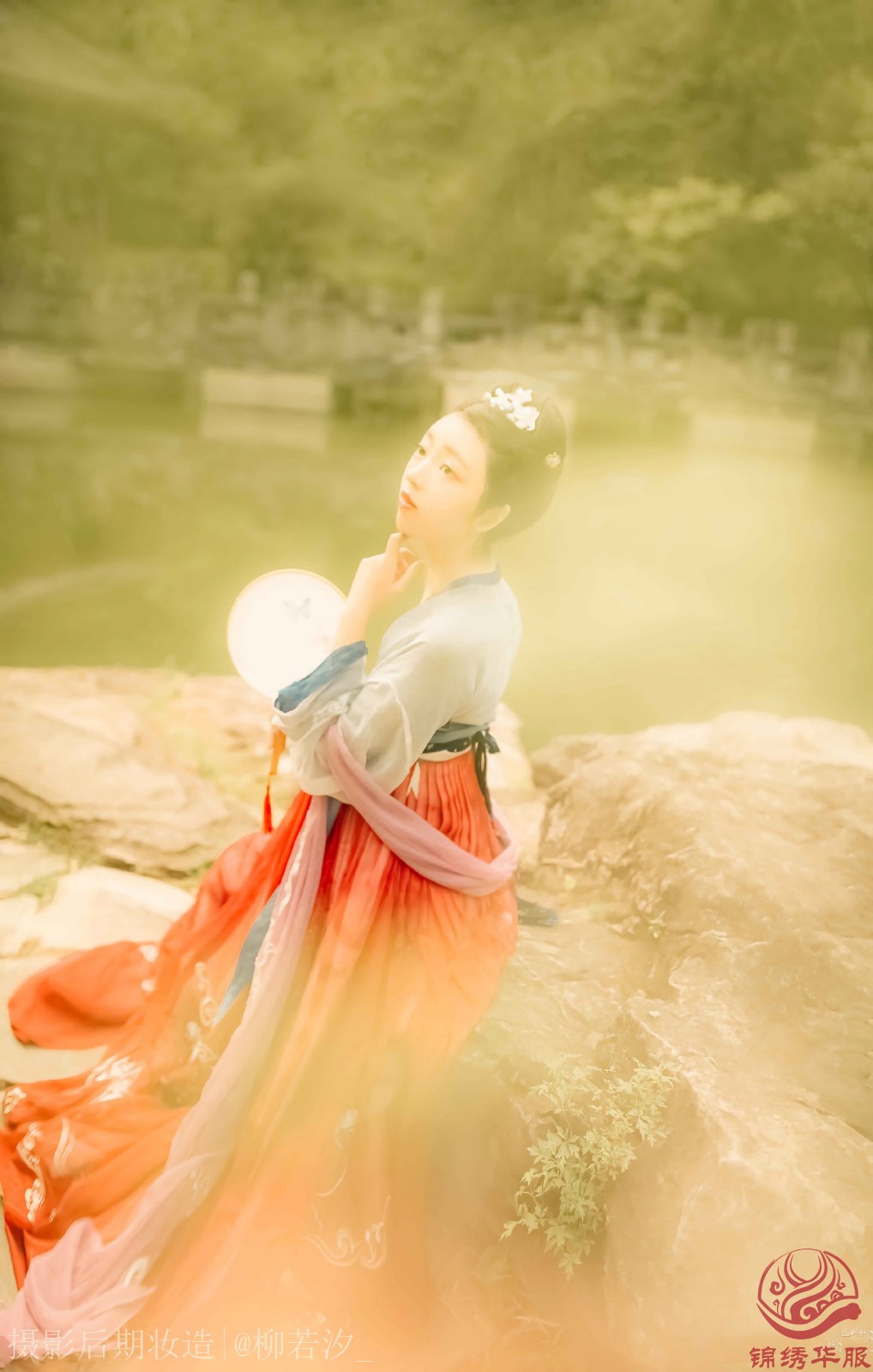 汉服写真第30期《静女》团扇 齐胸汉服女子在池塘边等待