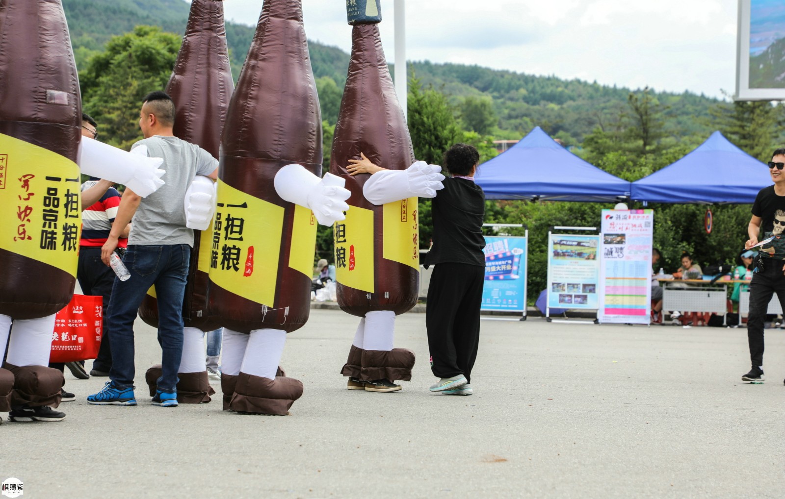 2米多高巨无霸人偶酒瓶遭围观者戏弄,人偶:别拿我们当猴耍