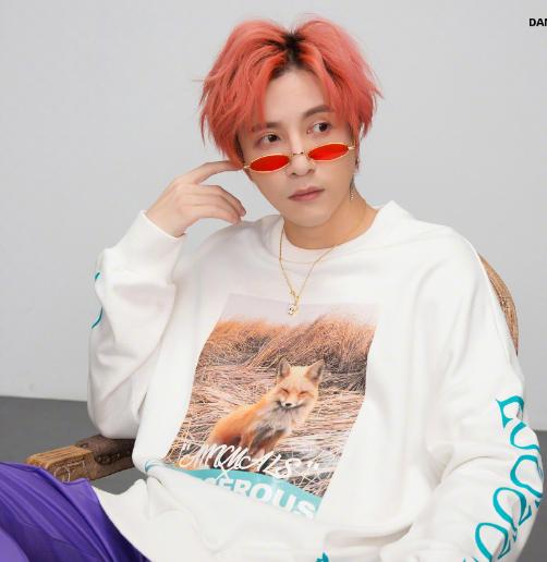 薛之谦一头红发秀出别样明星气质