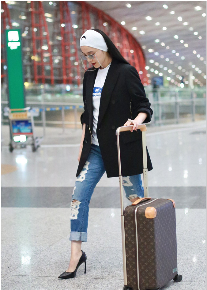 范冰冰出征戛纳西装牛仔裤干练帅气 头绑发带大胆露额头秀高颜值