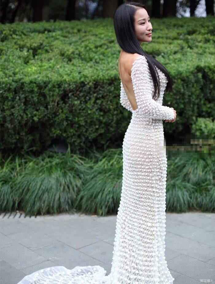 街拍: 透视的镂空裙若隐若现, 是不是忘了穿什么了?