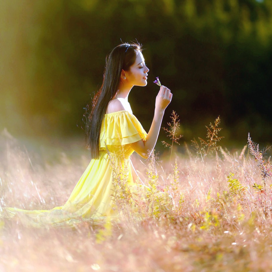 金色阳光下的一个青涩靓丽的唯美女孩