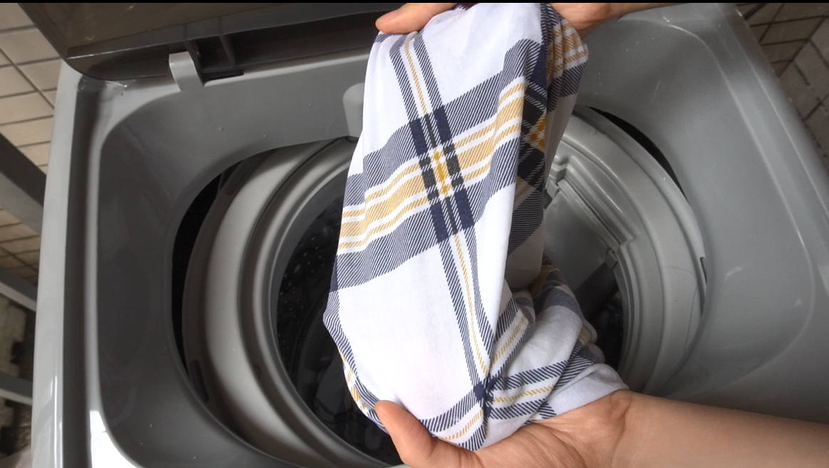 衣服床单上再脏的污渍把它倒进去洗得洁净如新比用洗衣粉好