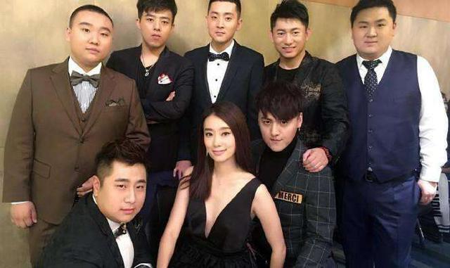 贾玲为好友栗坤庆生,其实这个美女主持才是大碗娱乐的主宰者!