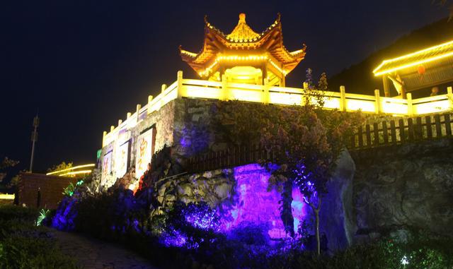 辉县这个地方的夜景真是美!你知道是哪儿吗?