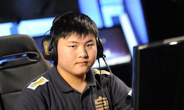 相比uzi, 2次s赛冠军的他, 为何没被大家公认为世界第一adc?