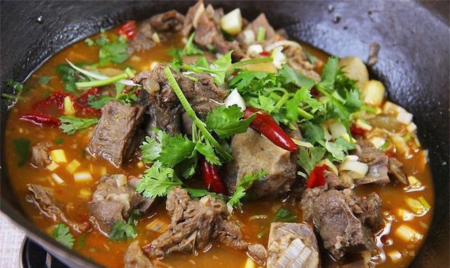 铁锅炖羊肉