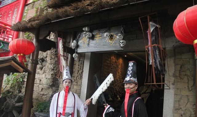 店小二有双阴阳眼, 无意中听见两个鬼差说话, 救了别人, 成就自己