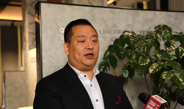 卫浴老板霸气背老人过马路成"网红"|网红|周海峰|台州_新浪新闻