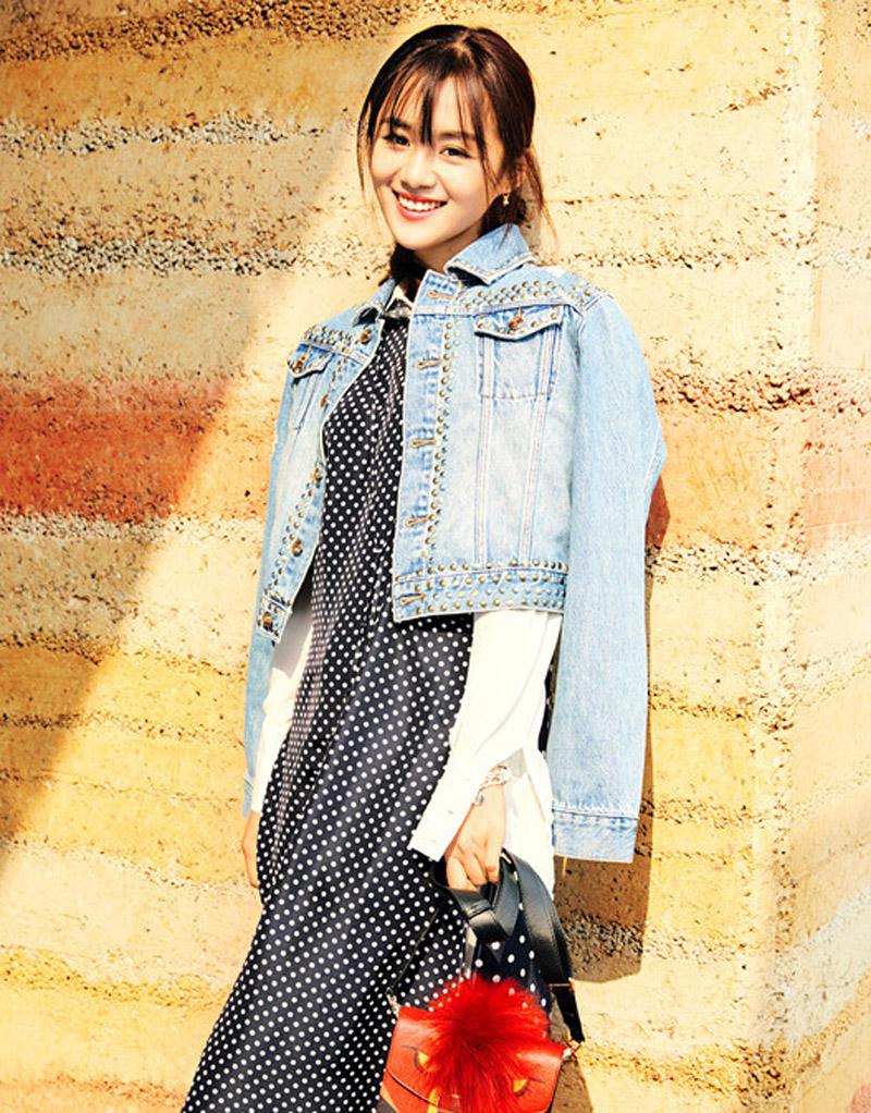 看完安悦溪的渔网开叉牛仔裤你会发现她比以前更美了