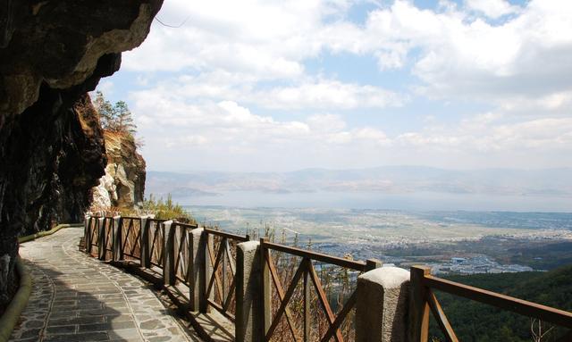 苍山位于大理洱海西侧,风光极为秀美.