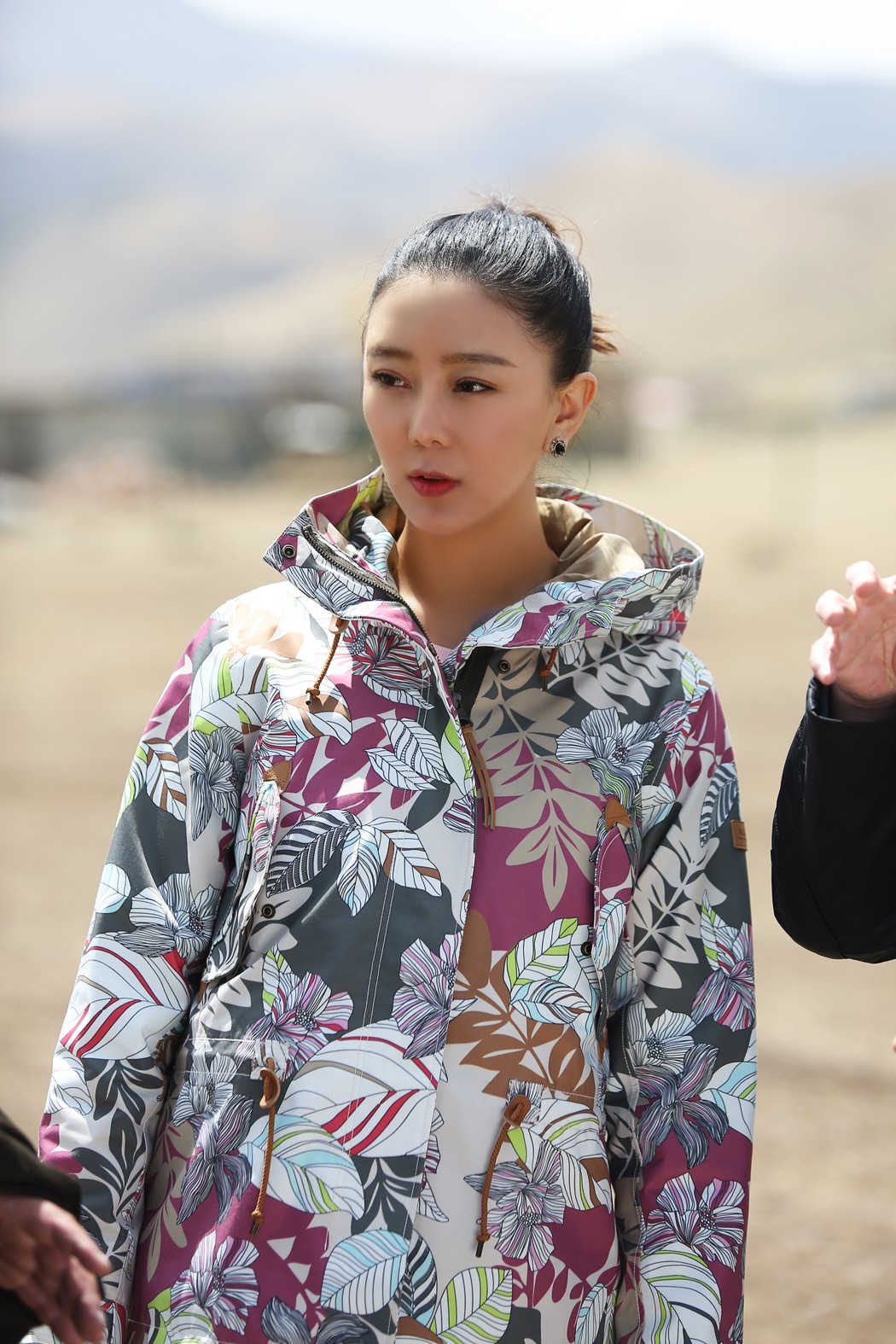 阿佳组合担任精准扶贫活动公益大使 改行竞选村干部