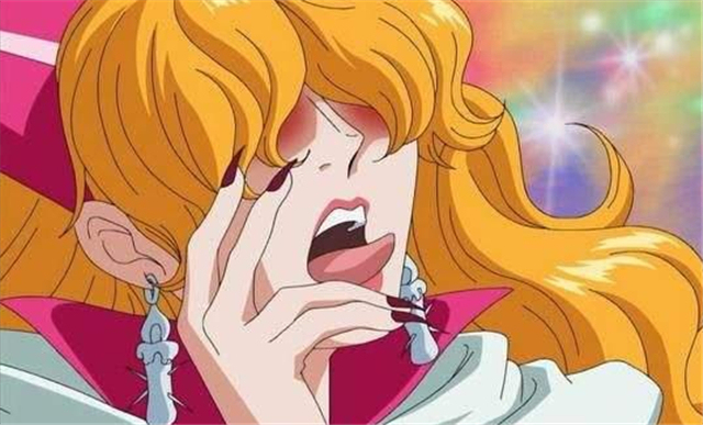 首先就是小萨蒂,小萨蒂最大的癖好就是喜欢听,她可不是喜欢听歌听戏