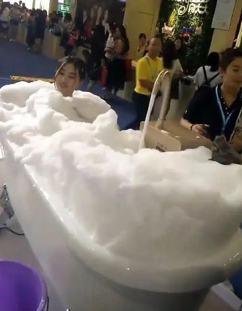 抖音美女在商场洗澡完全不顾及别人的眼光网友没底线