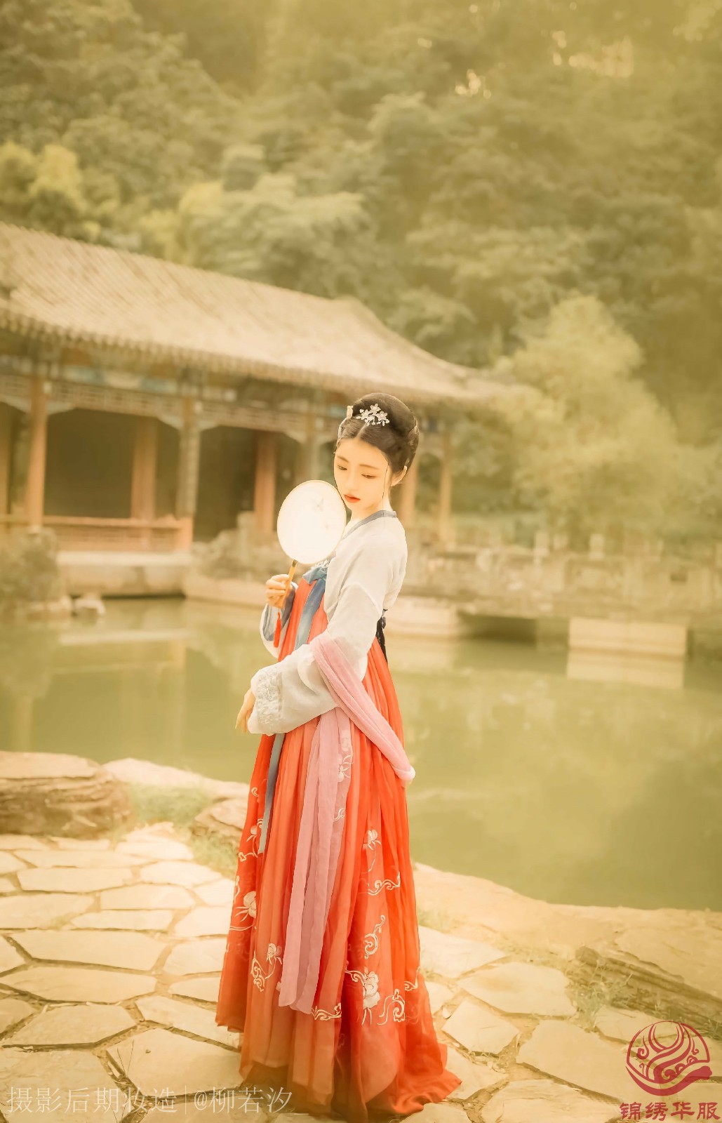 汉服写真第30期《静女》团扇 齐胸汉服女子在池塘边等待