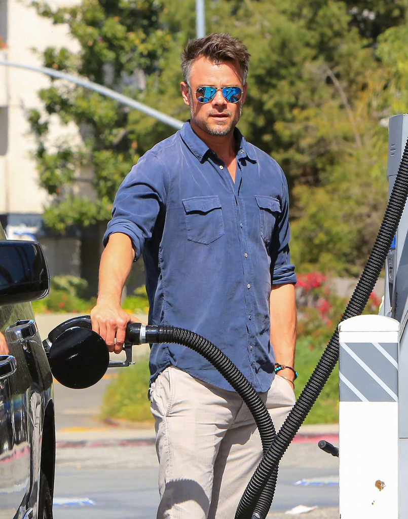 乔什·杜哈明(josh duhamel《变形金刚》)带着儿子当地时间4月8日在