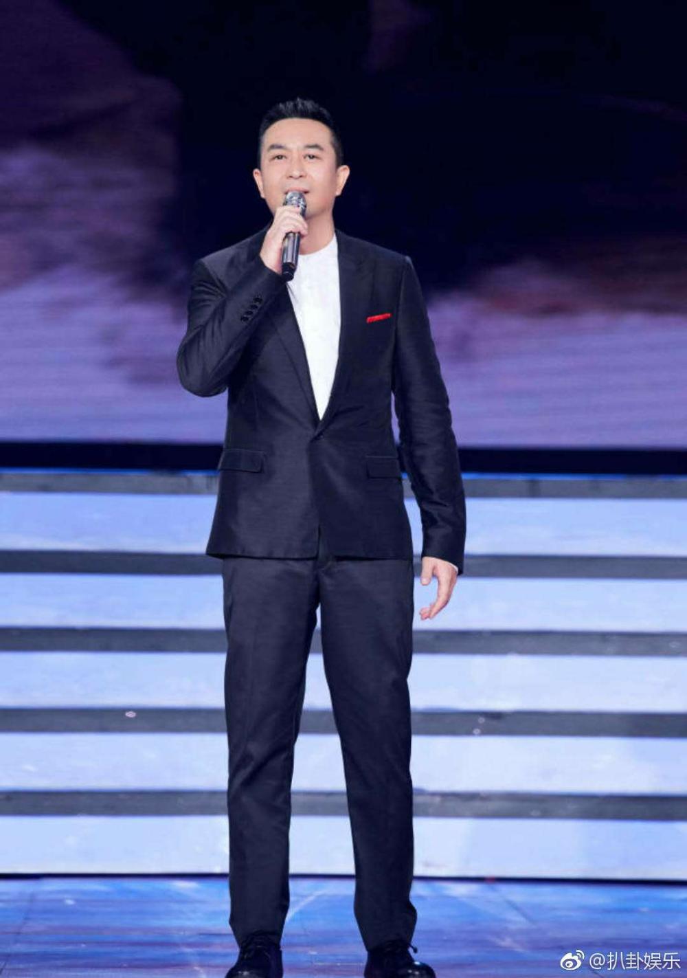 新人主持人学习老戏骨生病走路姿势,结果被网友批评不专业