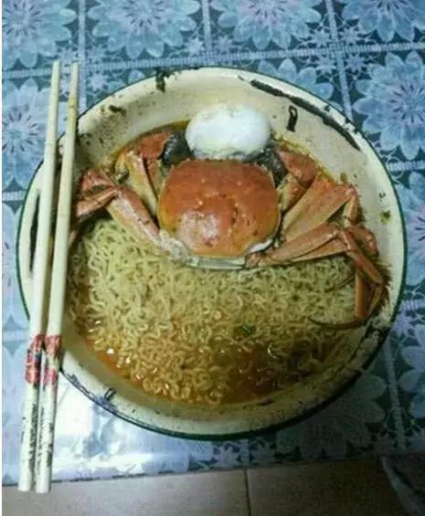 幽默搞笑:有一次上物理课,老师在台上讲水银,一哥们在下面捣乱