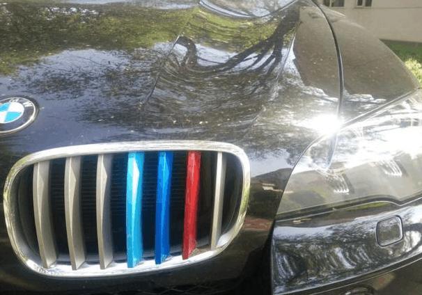 为什么宝马汽车进气口栅栏有三条是彩色的?-新浪汽车