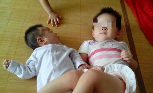 转身一分钟,儿子趴小宝宝身上酿大祸,送医院后她怒扇自己