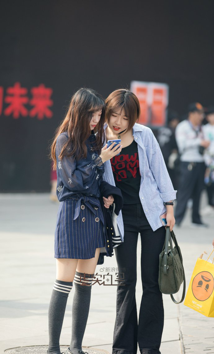 三里屯街拍,女生一个人逛街的多还是和塑料闺蜜一起逛的多
