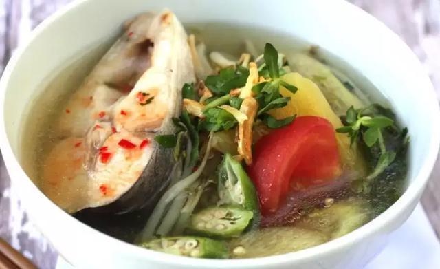 酸汤鱼 酸汤鱼是柬埔寨人家中一道常见的菜肴,味道酸辣可口,极其下饭