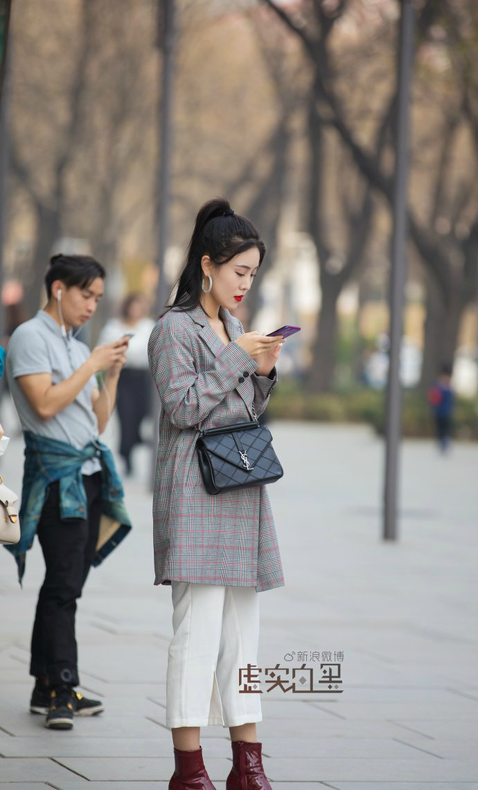 三里屯街拍,女生一个人逛街的多还是和塑料闺蜜一起逛的多