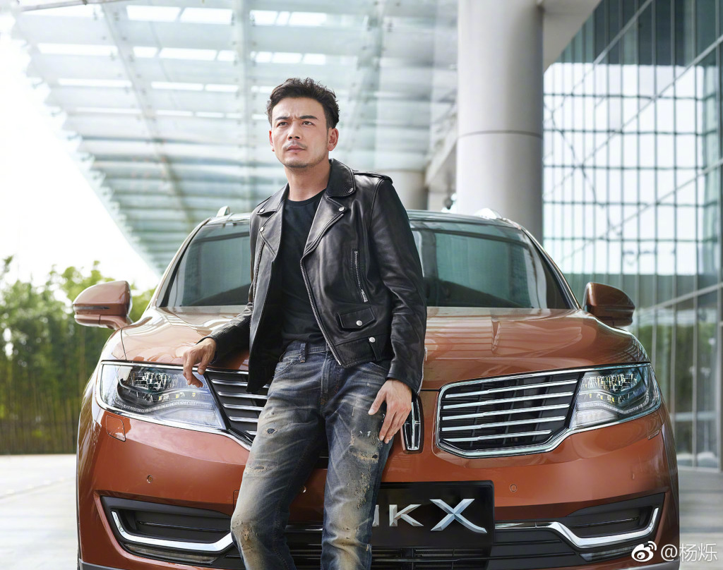 35岁的杨烁华丽转变摇滚风格,风流倜傥,网友:怎么感觉老了呢?