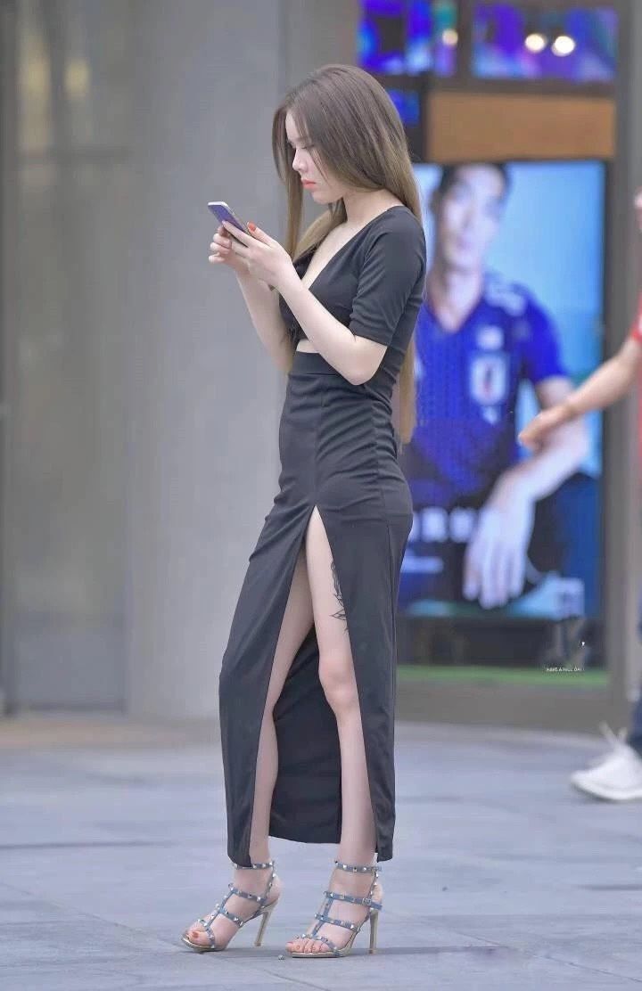 街拍丨那么多美女还是穿透视薄纱裙的最美