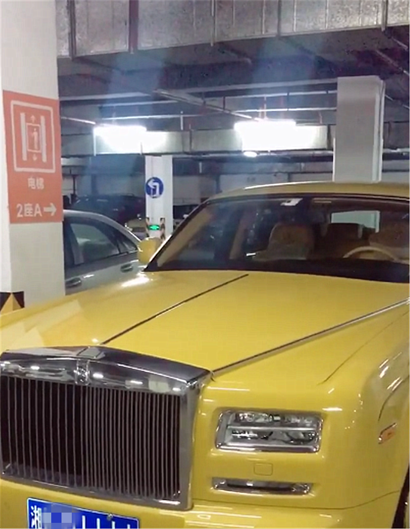 湖南车库偶遇"黄色"劳斯莱斯,看到车牌那一刻,才知车主有多壕