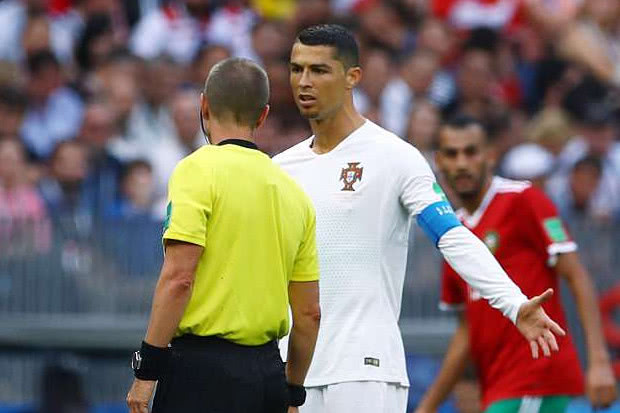 裁判索要C罗球衣 摩洛哥球员质疑裁判公正性