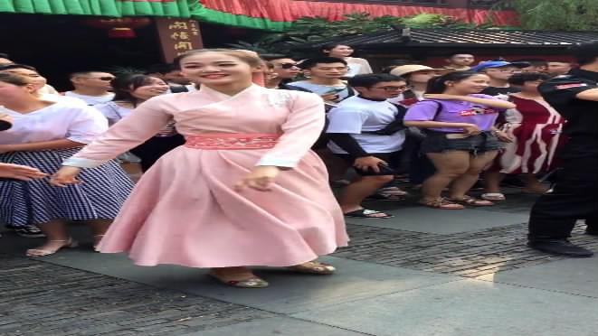 网红美女姐姐小白今天不一样!杭州宋城街拍!