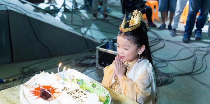 阿拉蕾生日许愿,萌萌哒的惹人爱.