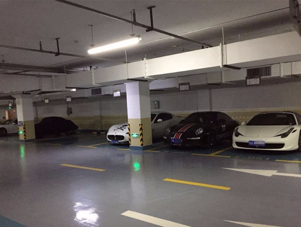 一线小区车库埃尔法算便宜的开百万以下的车难为情