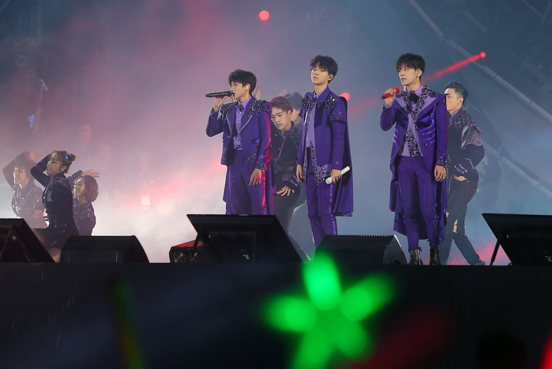 tfboys演唱会澄海照片,tfboys演唱会照片澄海 tfboys演唱会应景流行色!现场劲歌热舞令人澎湃